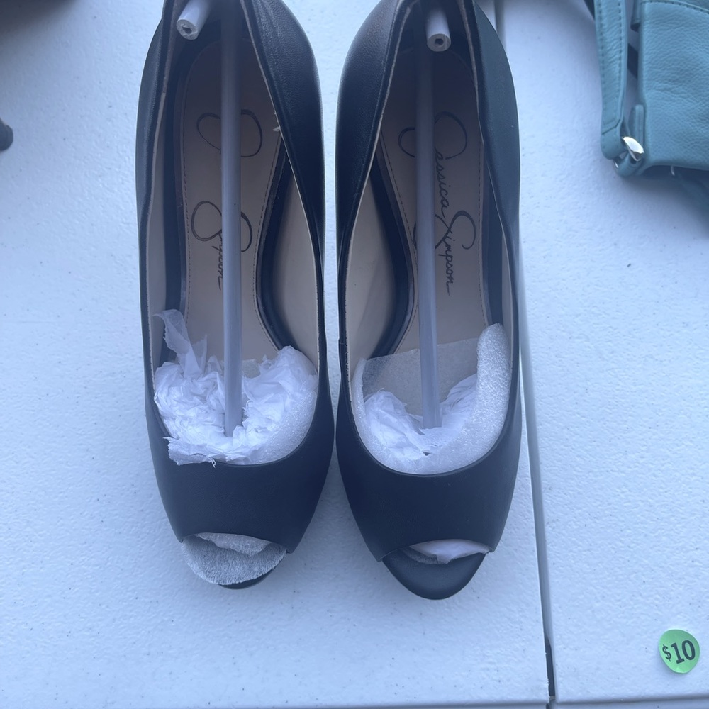 Jessica Simpson pumps